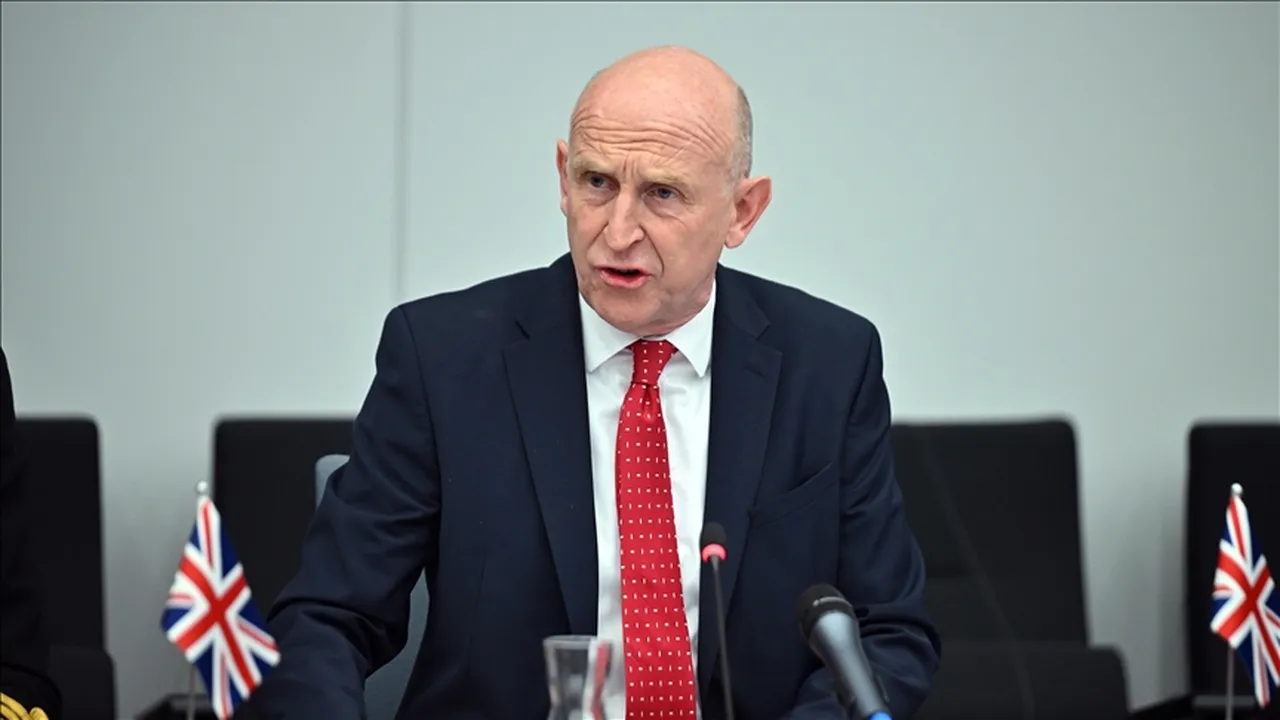 İngiltere Savunma Bakanı John Healey