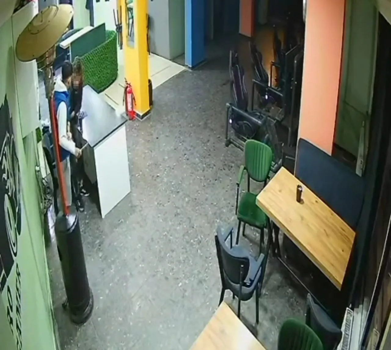 İnternet kafede kan donduran anlar! 17 yaşındaki genç, aynı yaştaki çocuğu art arda bıçakladı