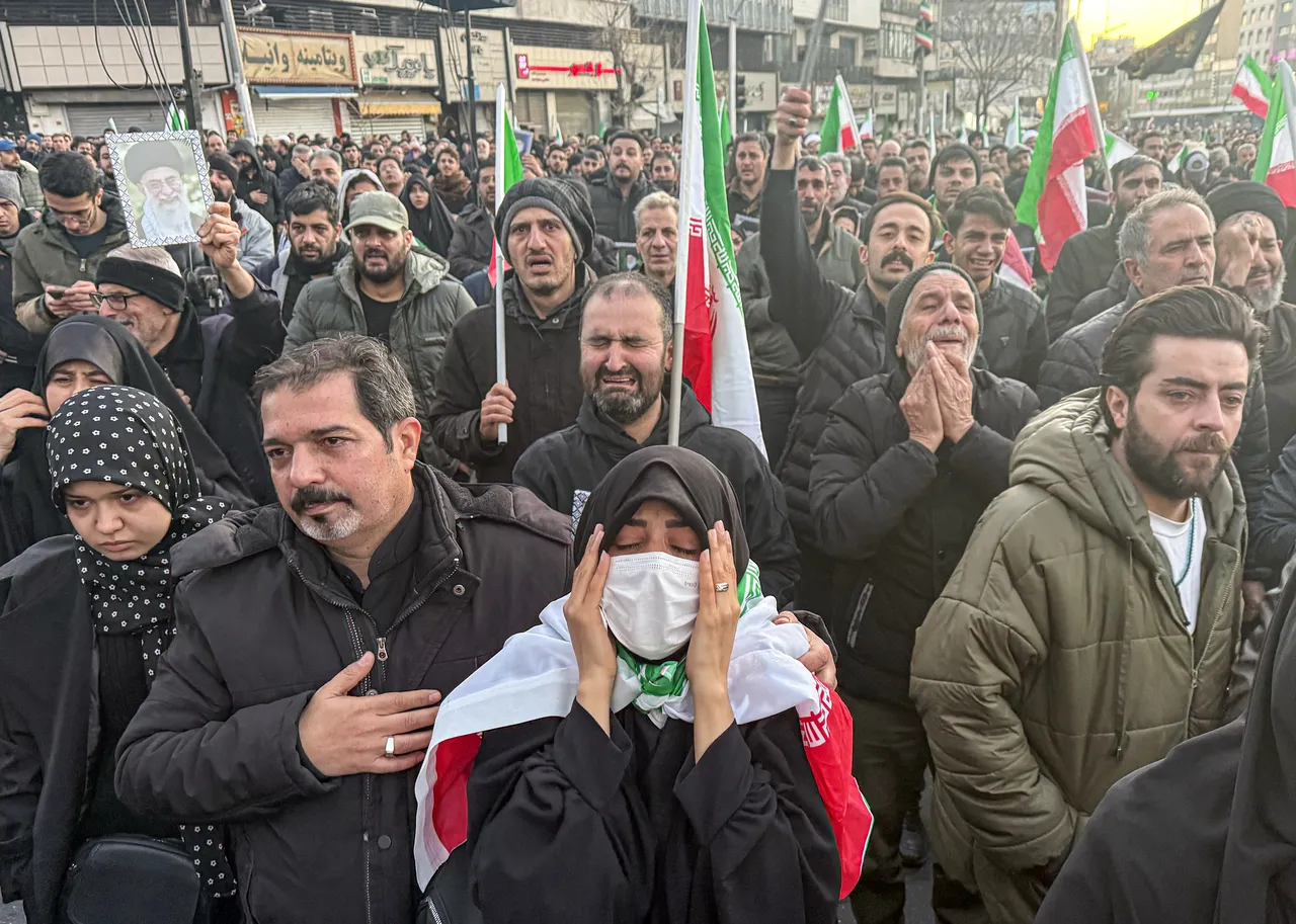 İran'da Hamaney'in ölüm haberi sonrası meydanlar doldu!