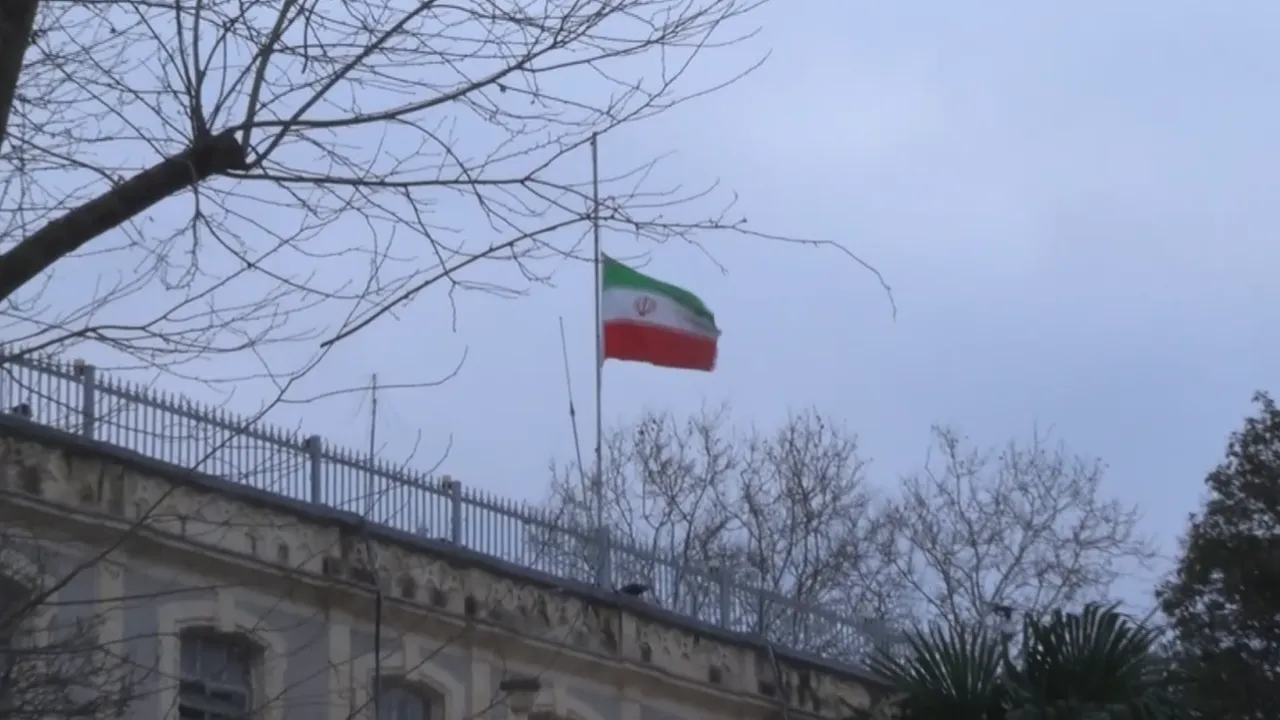 İstanbul’da İran Başkonsolosluğu’nda bayrak yarıya indirildi