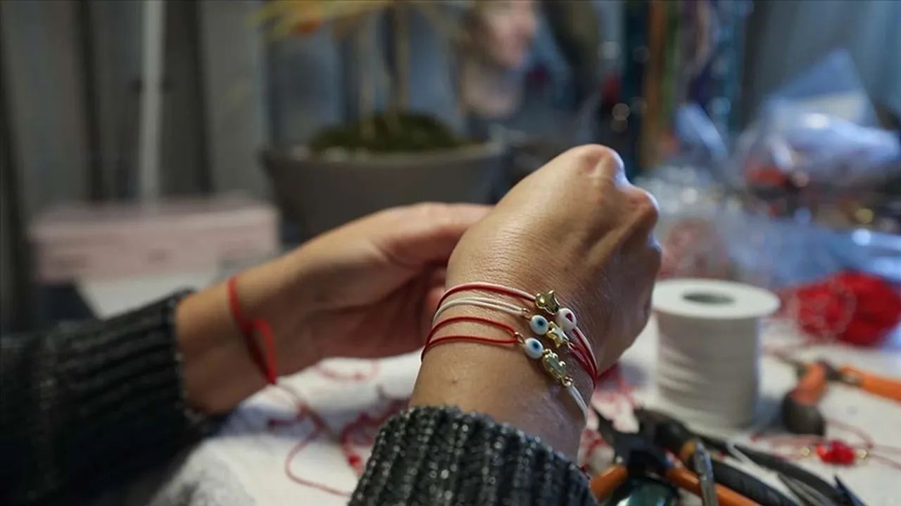 Kırmızı ve beyaz iplerin sırrı! Marteniçka ne zaman, nasıl takılır, ne zaman çıkarılır?