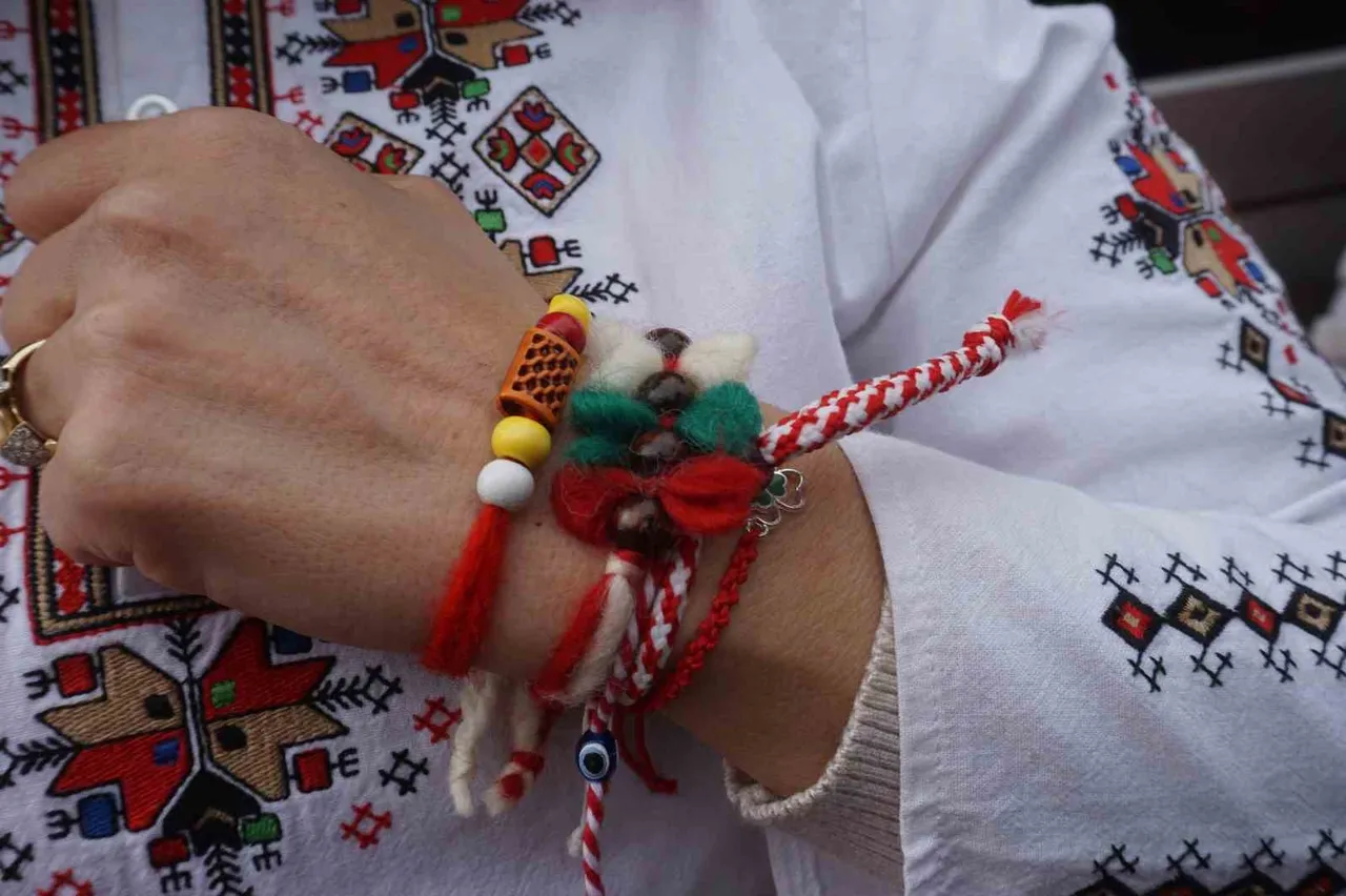 Kırmızı ve beyaz iplerin sırrı! Marteniçka ne zaman, nasıl takılır, ne zaman çıkarılır?