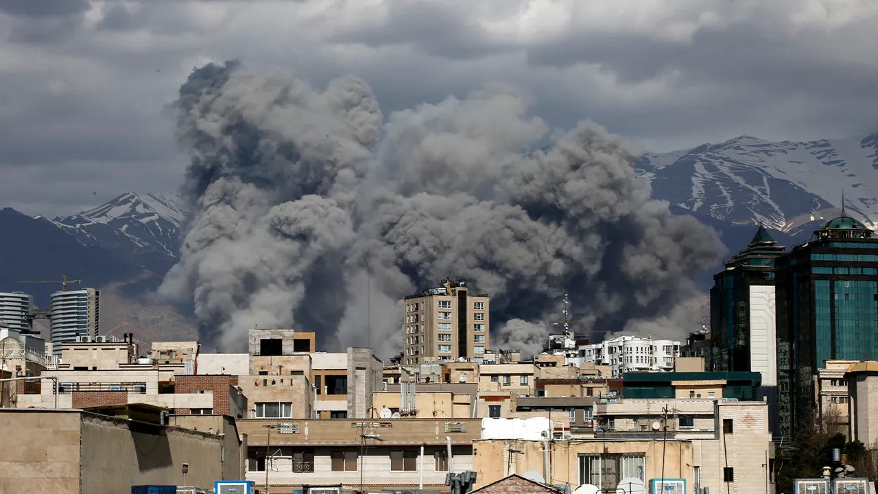 Tahran'da art arda patlamalar! İran devlet televizyonu vuruldu