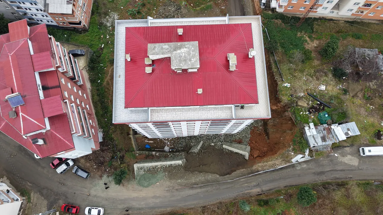 Trabzon’da çöken istinat duvarı 9 katlı binada hasara yol açtı