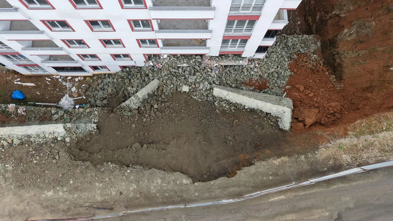 Trabzon’da çöken istinat duvarı 9 katlı binada hasara yol açtı