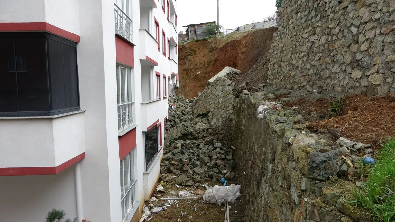 Trabzon’da çöken istinat duvarı 9 katlı binada hasara yol açtı