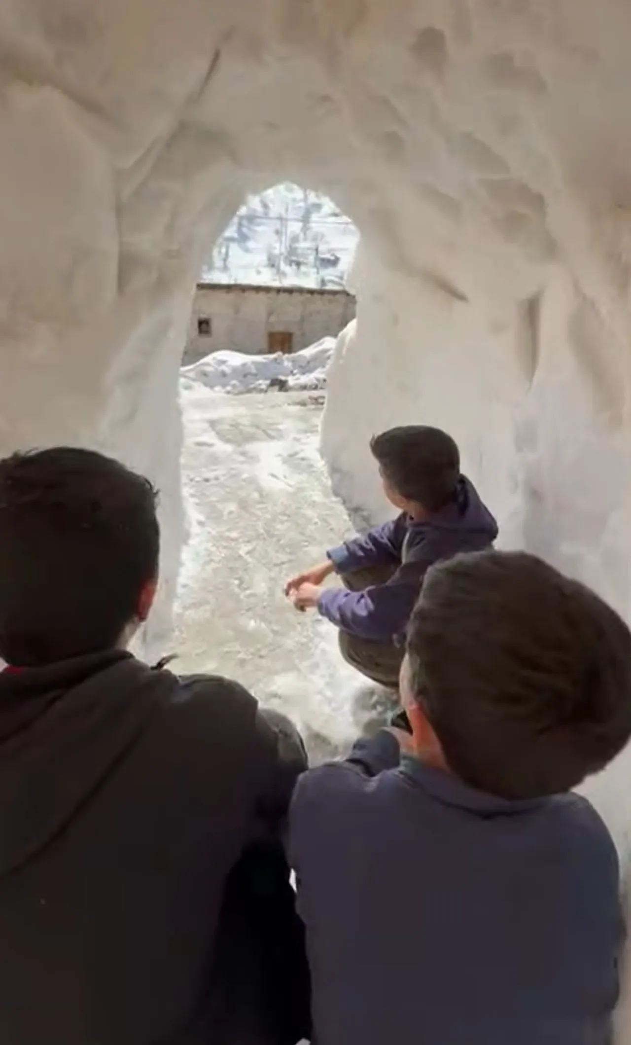 Türkiye'nin en soğuk ilinde kardan hayat koridoru! Gören bir daha bakıyor