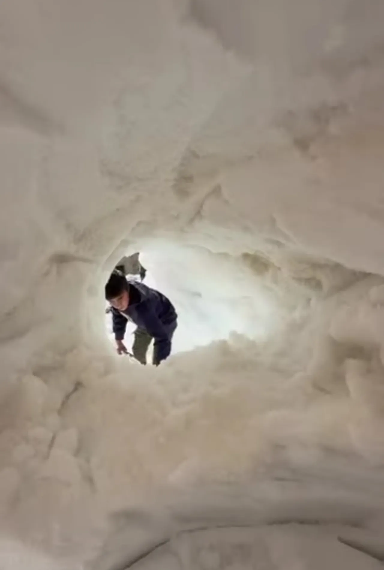 Türkiye'nin en soğuk ilinde kardan hayat koridoru! Gören bir daha bakıyor