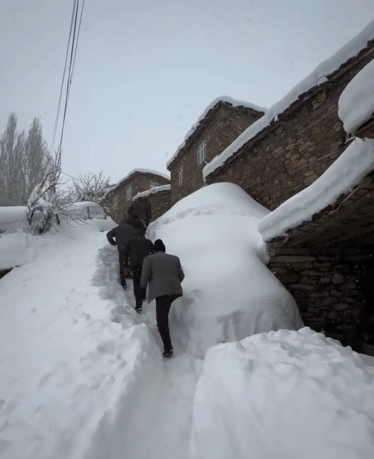 Türkiye'nin en soğuk ilinde kardan hayat koridoru! Gören bir daha bakıyor
