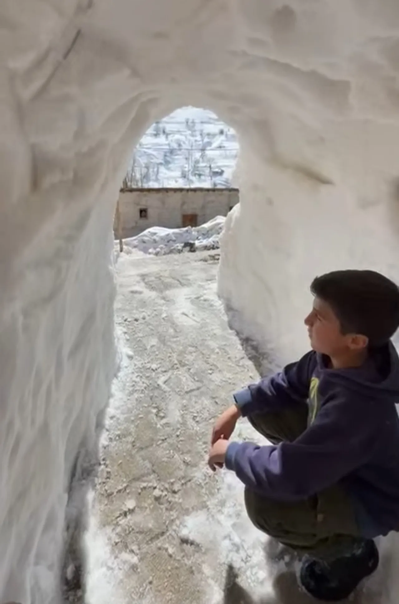 Türkiye'nin en soğuk ilinde kardan hayat koridoru! Gören bir daha bakıyor