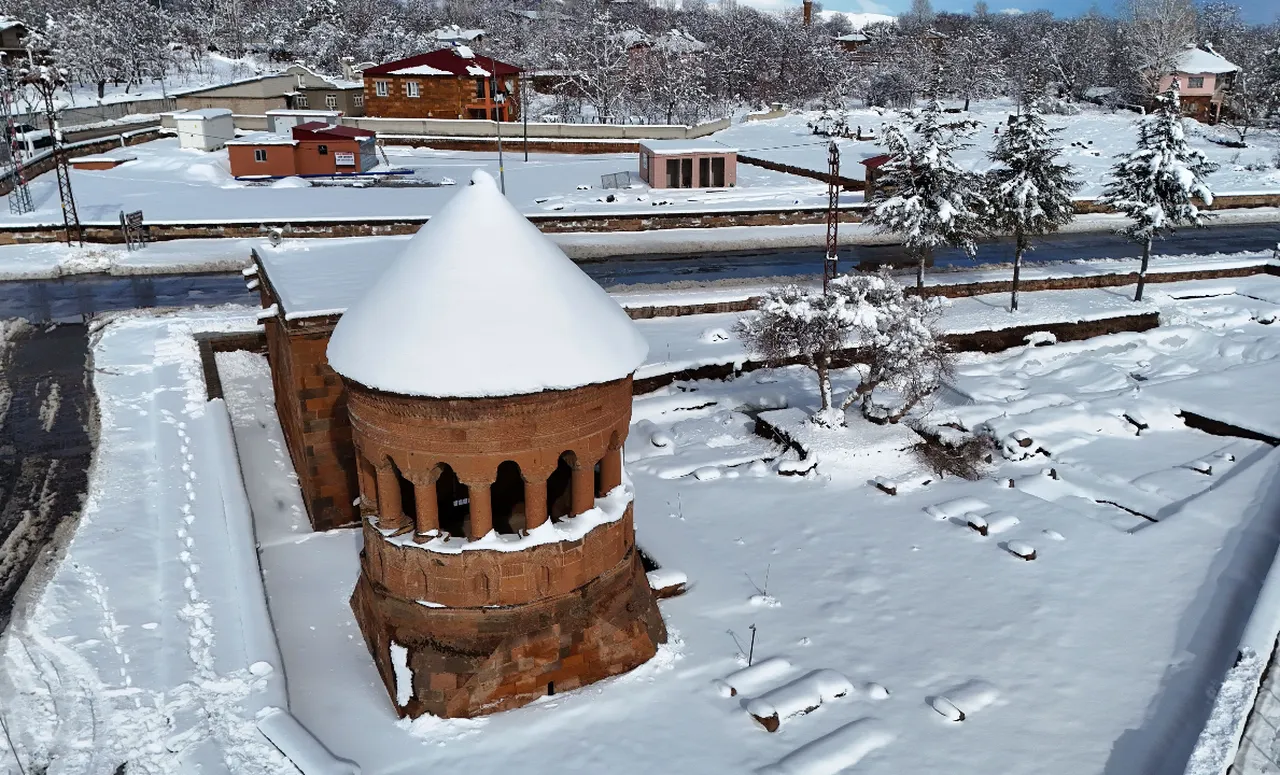 UNESCO mirası Ahlat beyaza büründü: Kar manzarası dron ile havadan görüntülendi