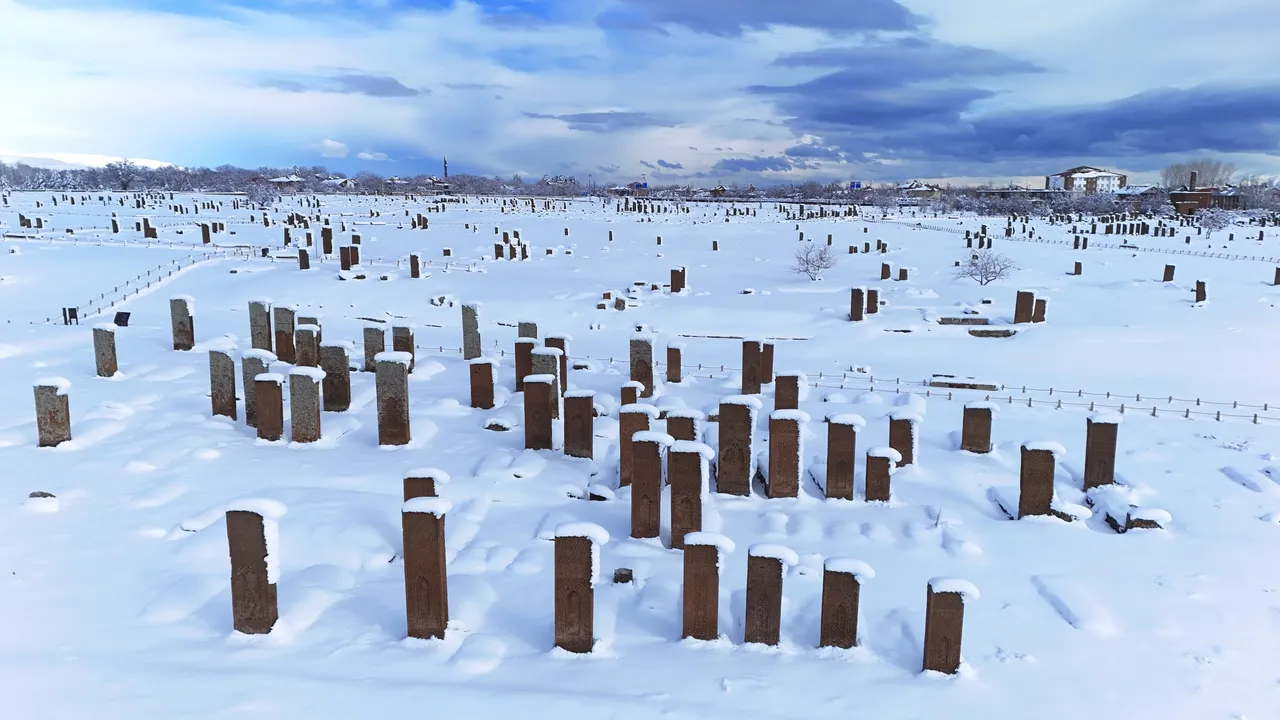 UNESCO mirası Ahlat beyaza büründü: Kar manzarası dron ile havadan görüntülendi