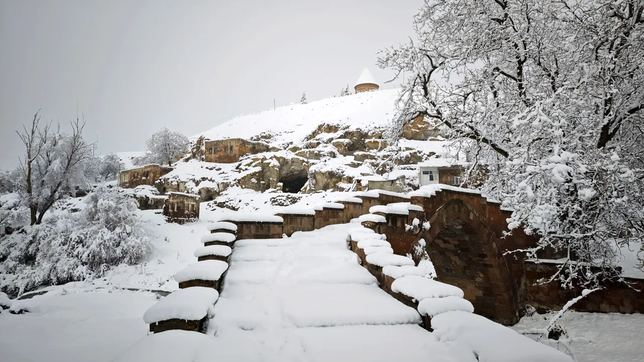 UNESCO mirası Ahlat beyaza büründü: Kar manzarası dron ile havadan görüntülendi