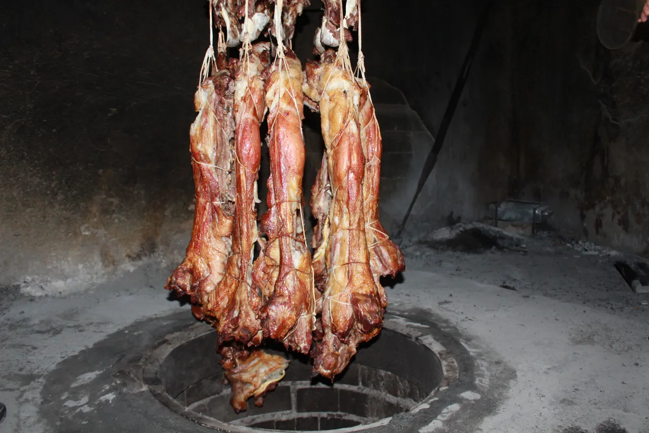 Uykudan feragat ettiren lezzet! 3 metrelik kuyuda 2,5 saatte pişiyor, 100 gramı 250 lira