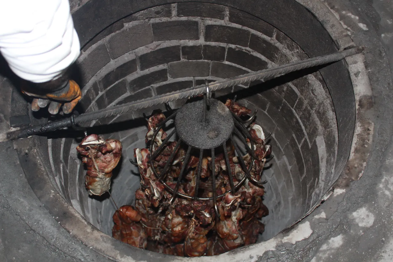 Uykudan feragat ettiren lezzet! 3 metrelik kuyuda 2,5 saatte pişiyor, 100 gramı 250 lira