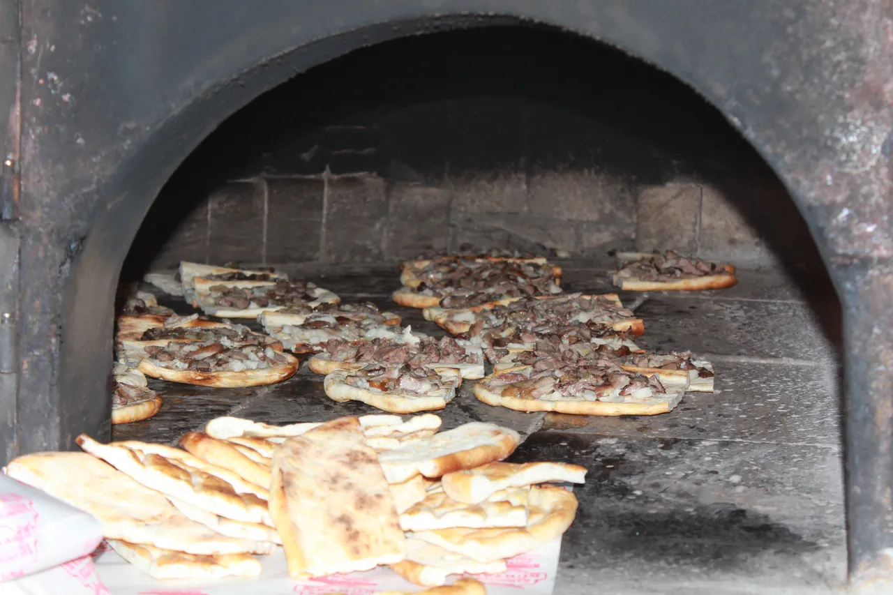 Uykudan feragat ettiren lezzet! 3 metrelik kuyuda 2,5 saatte pişiyor, 100 gramı 250 lira