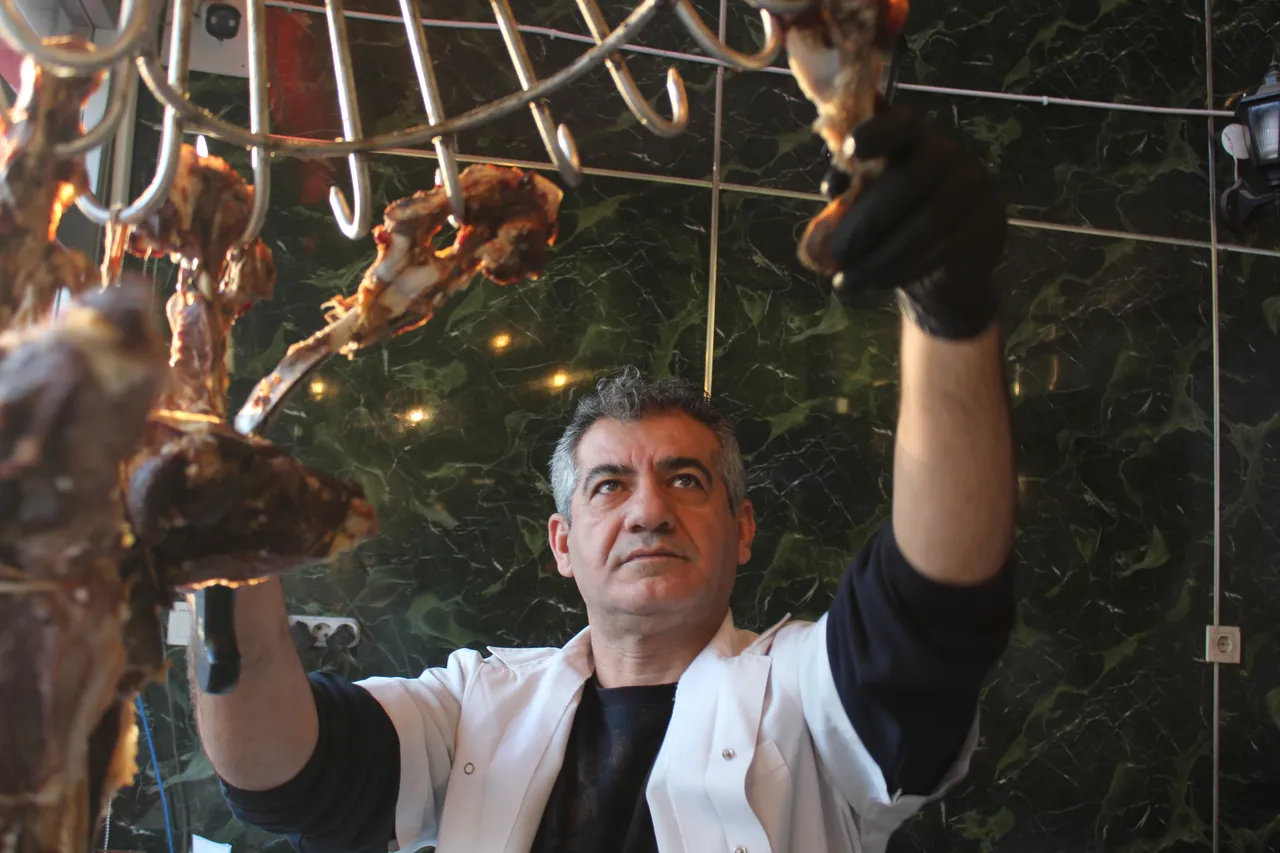 Uykudan feragat ettiren lezzet! 3 metrelik kuyuda 2,5 saatte pişiyor, 100 gramı 250 lira