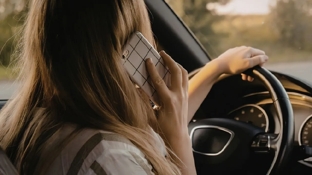 2026 yılı trafik cezaları: İşte araçta direksiyon başında telefon kullanmanın cezası