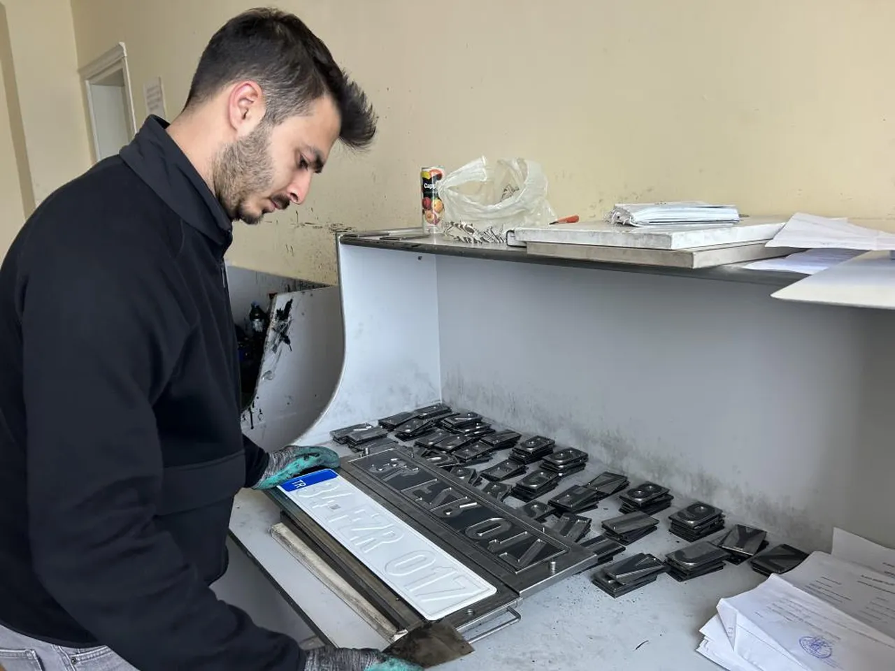 "APP" plaka kuyruğu çileye döndü! İftarını yapıp sıraya giriyorlar