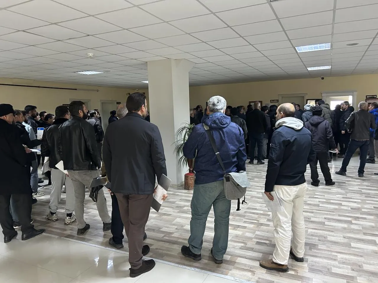 "APP" plaka kuyruğu çileye döndü! İftarını yapıp sıraya giriyorlar