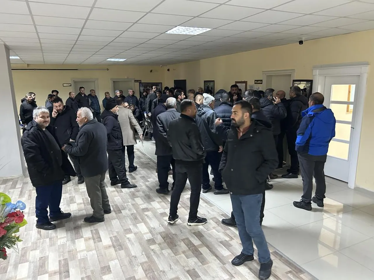 "APP" plaka kuyruğu çileye döndü! İftarını yapıp sıraya giriyorlar