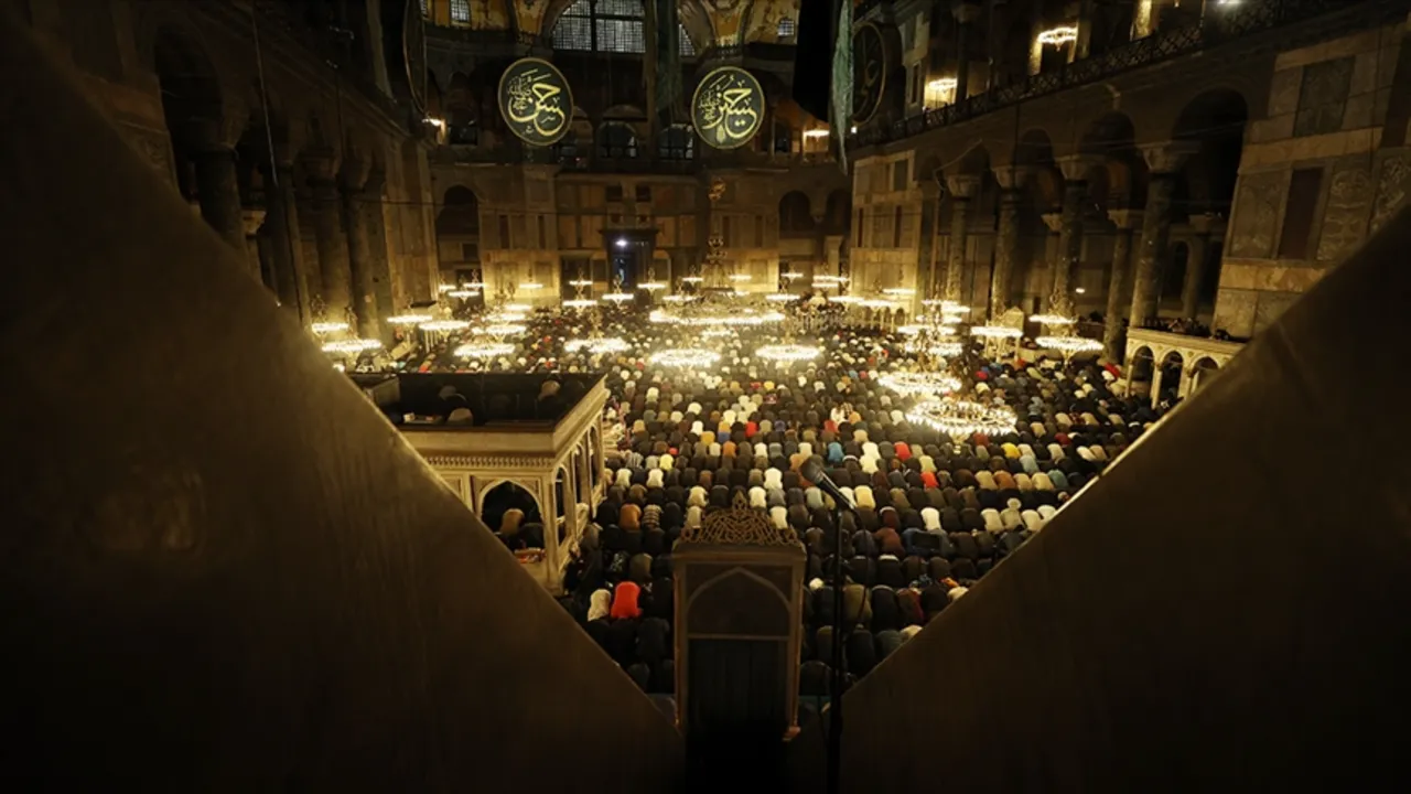 Bin aydan hayırlı gece yaklaşıyor! Kadir Gecesi ne zaman, ayın kaçında?