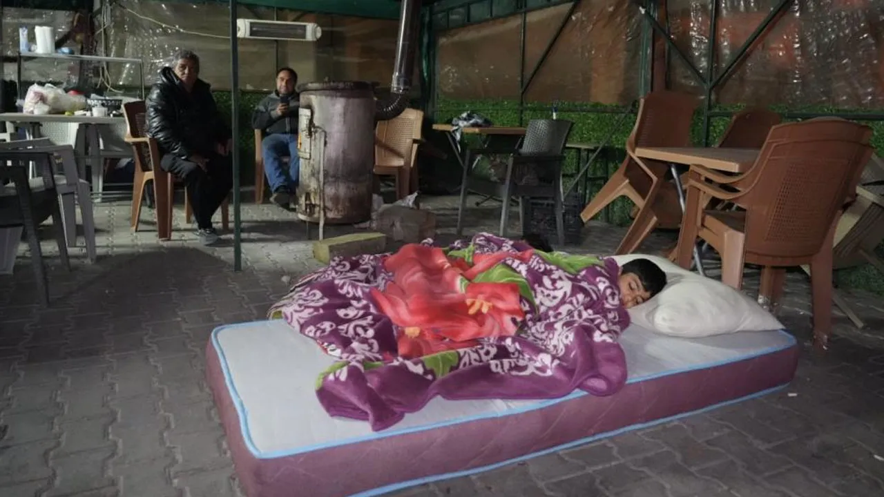 Denizli'de artçı depremler peş peşe geldi! İnsanlar sokaklarda sabahladı