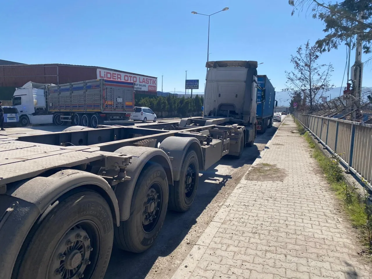 Kahreden ölüm! Sürücü iki tır arasında sıkıştı