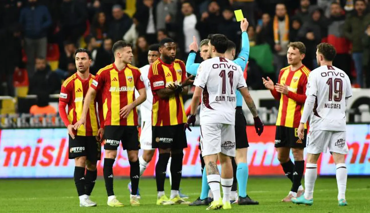 Kayserispor'da Dorukhan Toköz, Trabzonspor'a karşı 5'inci dakikada kırmızı kart gördü.