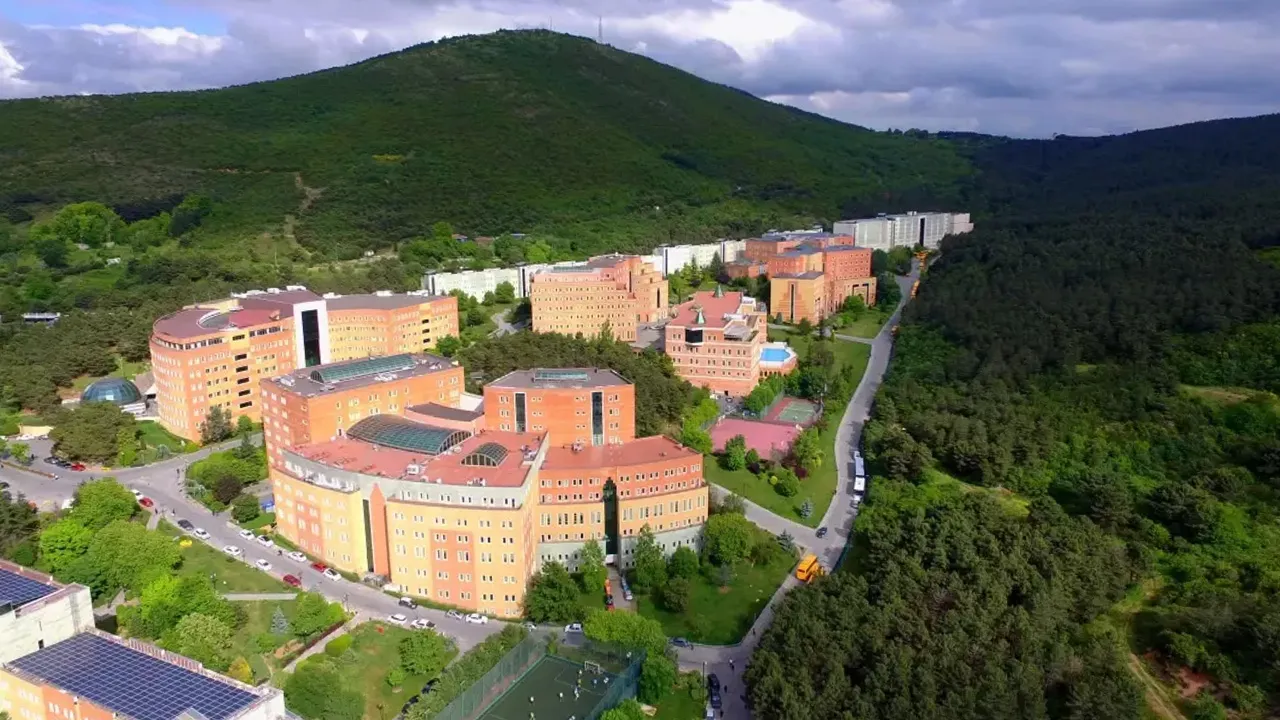 Müslüman öğrencilere baskı iddiası! Sosyal medya ayağa kalktı, Yeditepe Üniversitesi'nden açıklama var