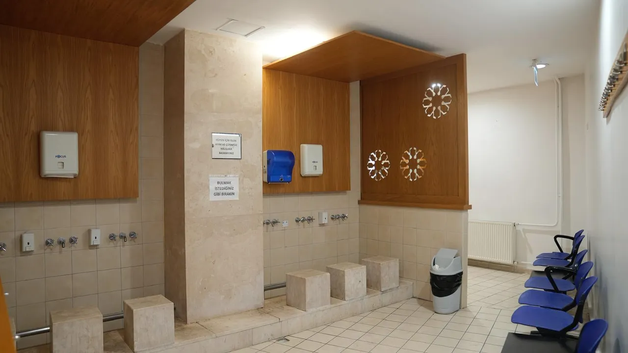 Müslüman öğrencilere baskı iddiası! Sosyal medya ayağa kalktı, Yeditepe Üniversitesi'nden açıklama var