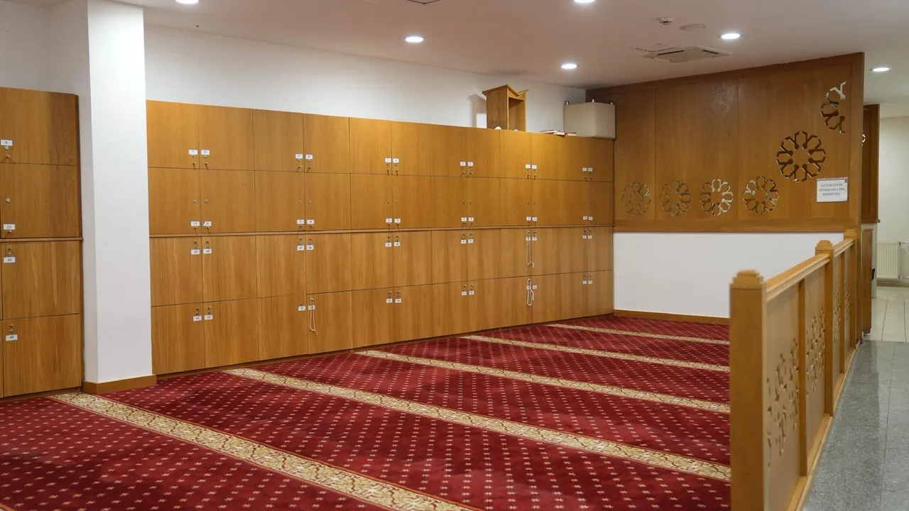 Müslüman öğrencilere baskı iddiası! Sosyal medya ayağa kalktı, Yeditepe Üniversitesi'nden açıklama var