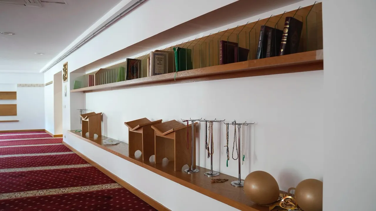 Müslüman öğrencilere baskı iddiası! Sosyal medya ayağa kalktı, Yeditepe Üniversitesi'nden açıklama var