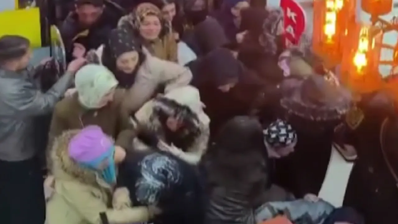 Sivas'ta indirim izdihamı! Ucuz ürün almak için birbirlerini ezdiler