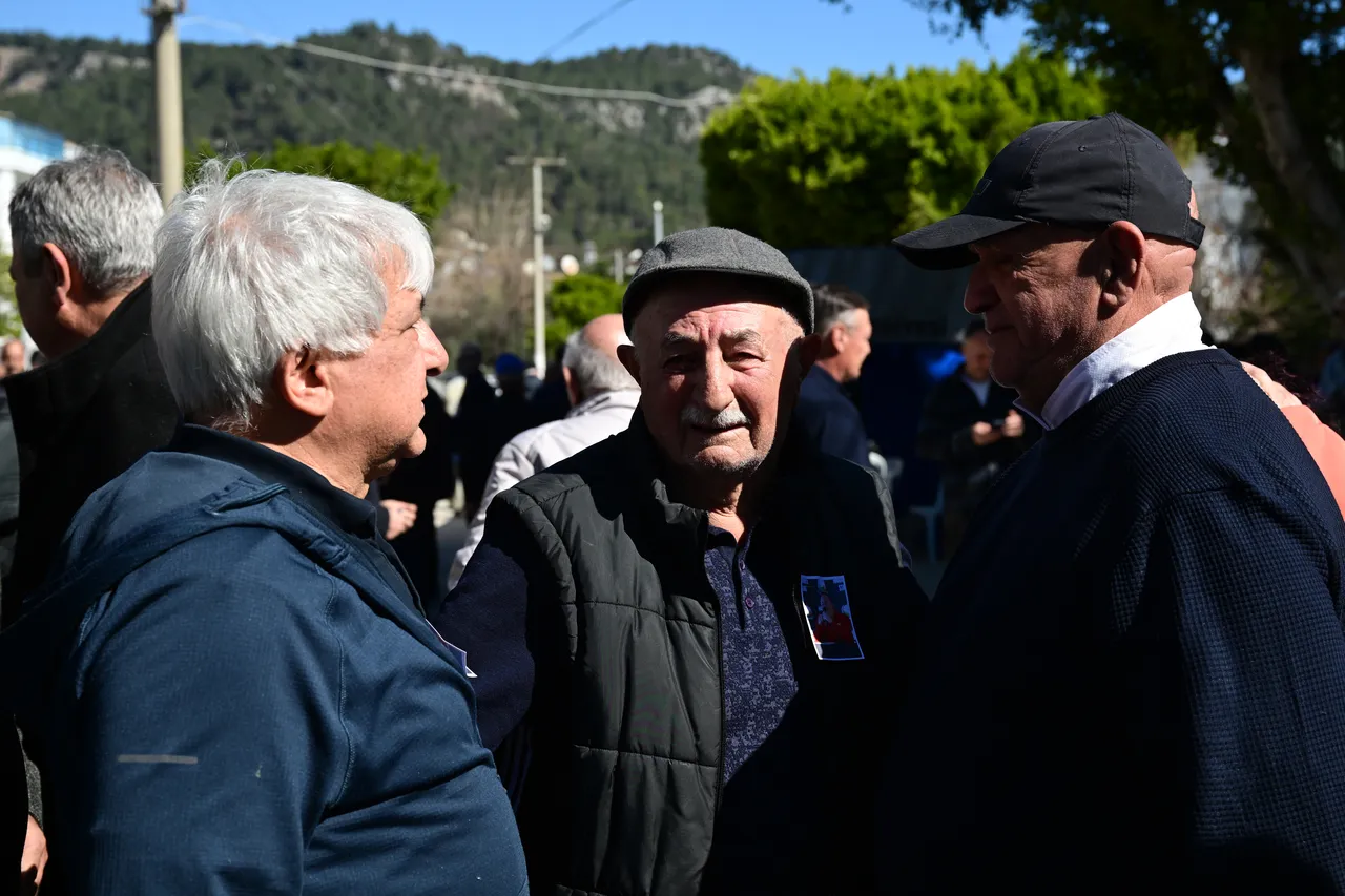 Mehmet Fırat (ortada)