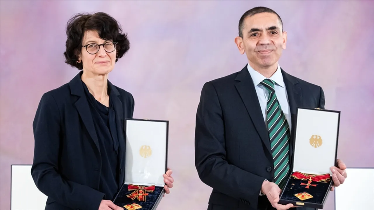 Almanya’da Prof. Dr. Uğur Şahin ve eşi Dr. Özlem Türeci’ye 2021 yılında liyakat nişanı verildi.