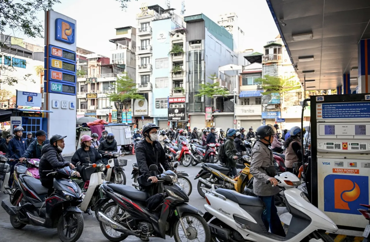 Vietnam'da yakıt paniği! Hükümet alarma geçti, halk istasyonlara akın etti