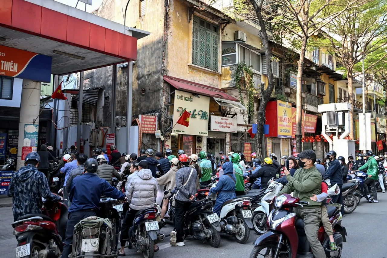 Vietnamda yakıt paniği! Hükümet alarma geçti, halk istasyonlara akın etti