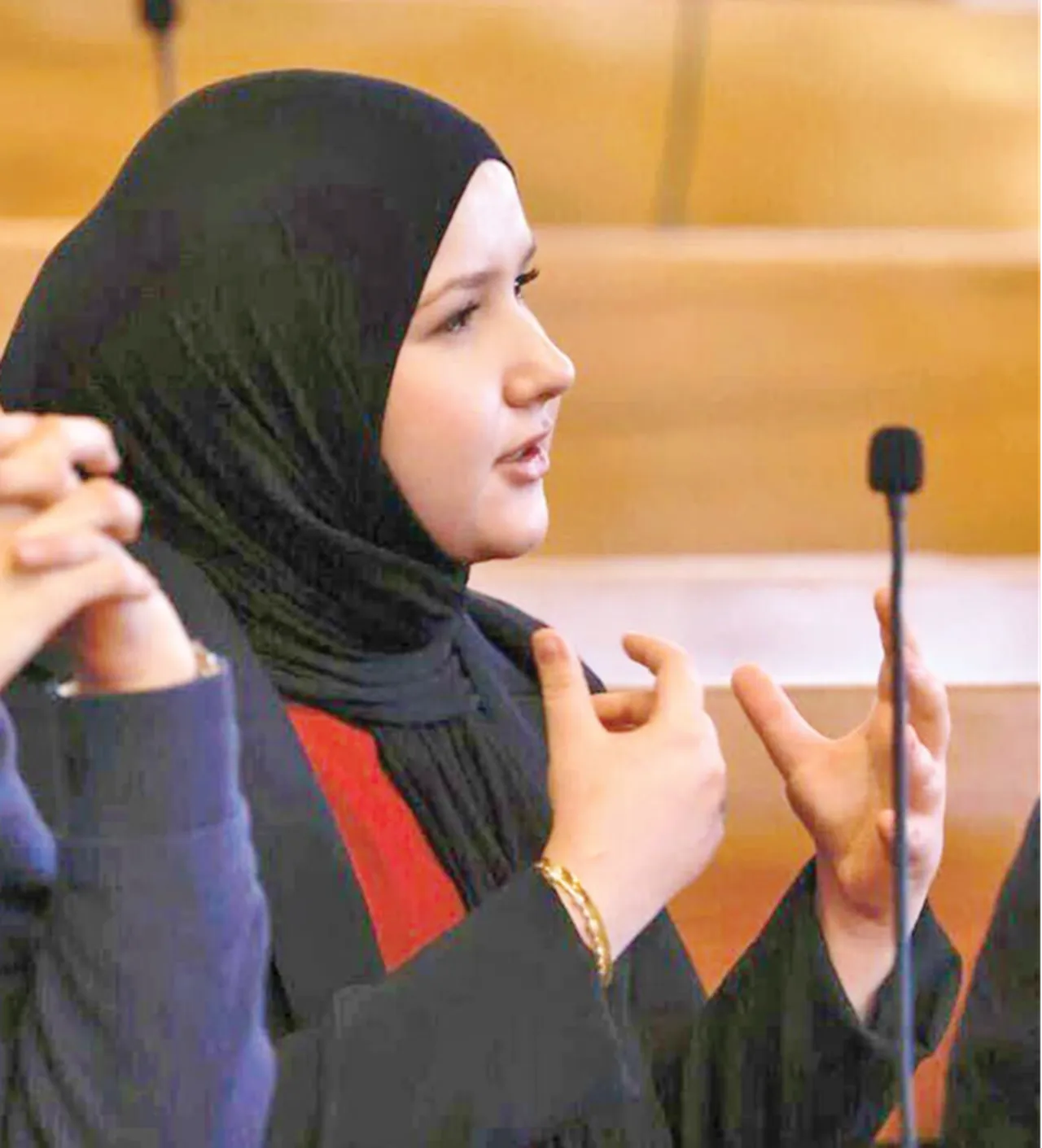 Zürih Belediye Meclisi’nin ilk başörtülü üyesi