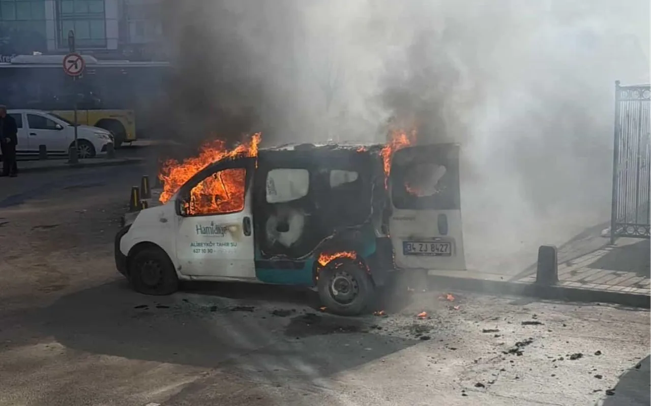 Gaziosmanpaşa'da korkutan yangın! Park halindeki araç alev alev yandı