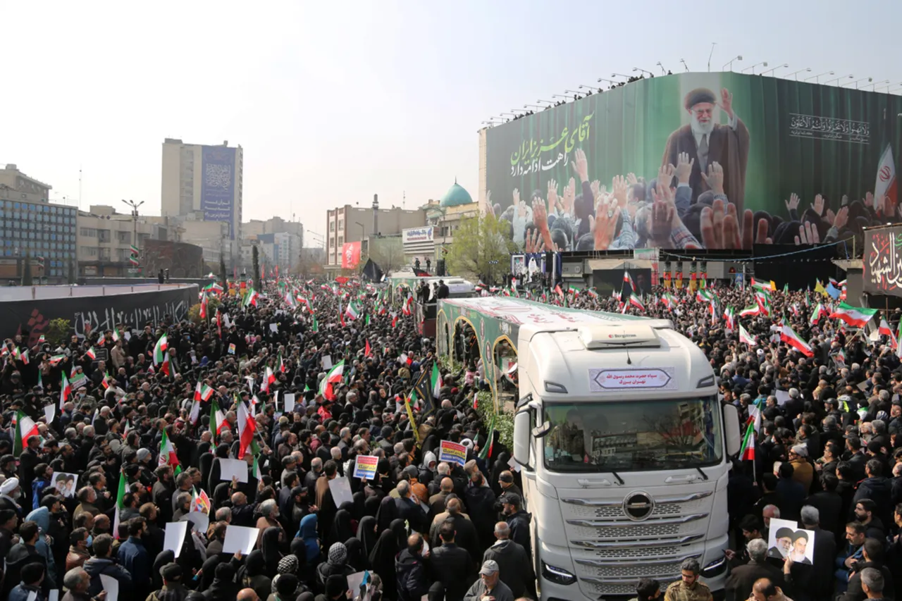 Generaller ve çocuklar yan yana: Tahran’da cenaze törenine on binler katıldı