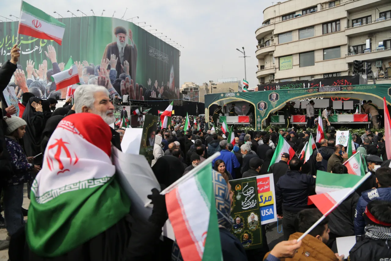 Generaller ve çocuklar yan yana: Tahran’da cenaze törenine on binler katıldı