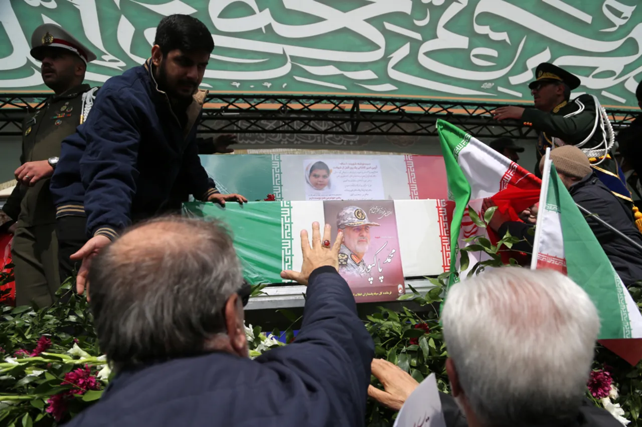 Generaller ve çocuklar yan yana: Tahran’da cenaze törenine on binler katıldı