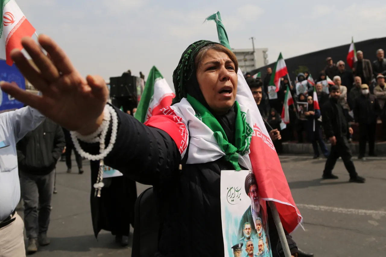 Generaller ve çocuklar yan yana: Tahran’da cenaze törenine on binler katıldı