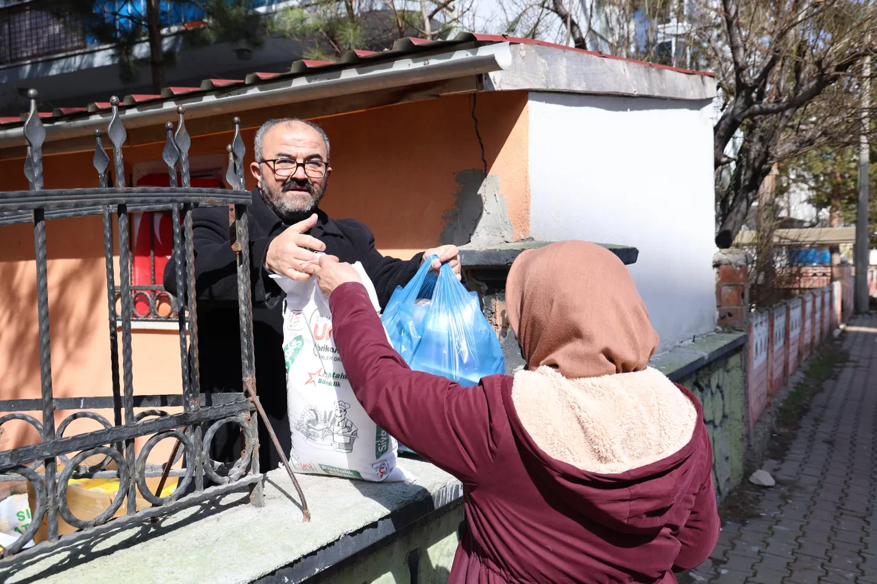 Her şey ücretsiz! Bu bakkalda para değil, sadece dua geçiyor