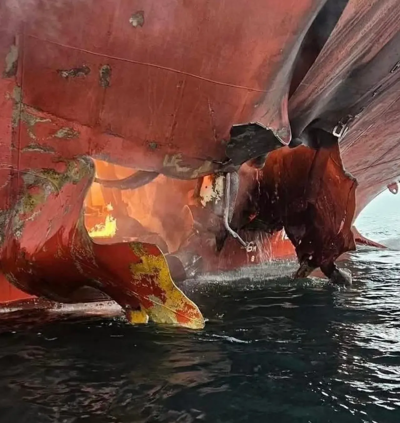 Hürmüz Boğazında gemiye füzeli saldırı