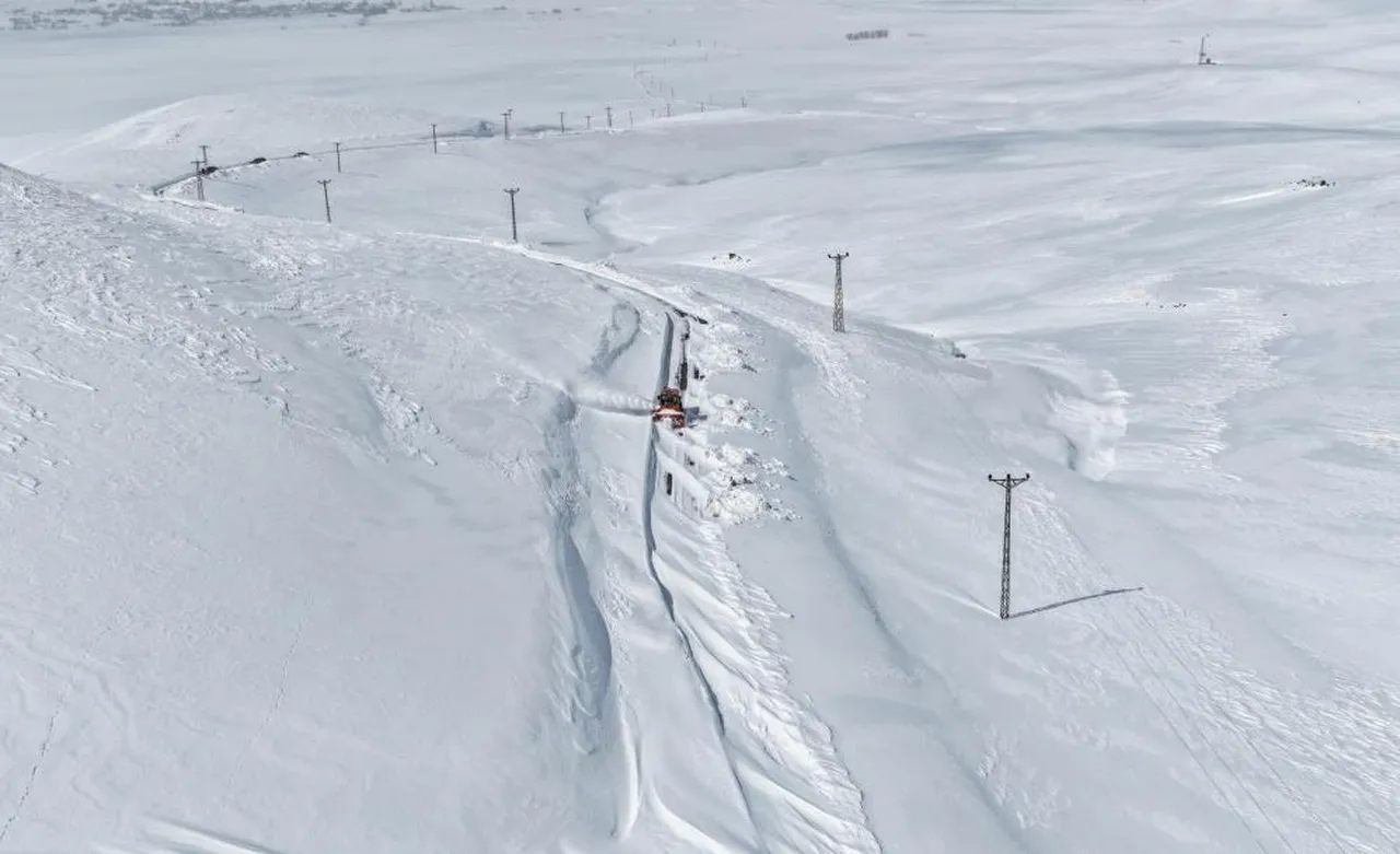 İran sınırında zorlu mesai! Kar kalınlığı 2 metreyi geçti,  ekipler 7/24 çalışıyor