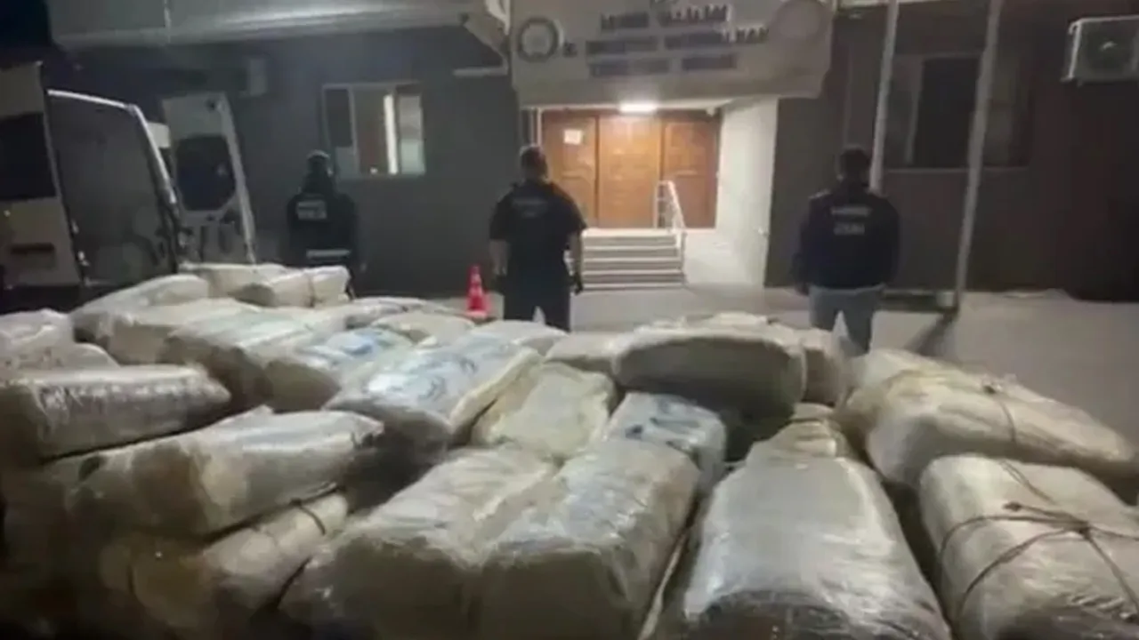 İzmir'de 1 tondan fazla uyuşturucu ele geçirildi