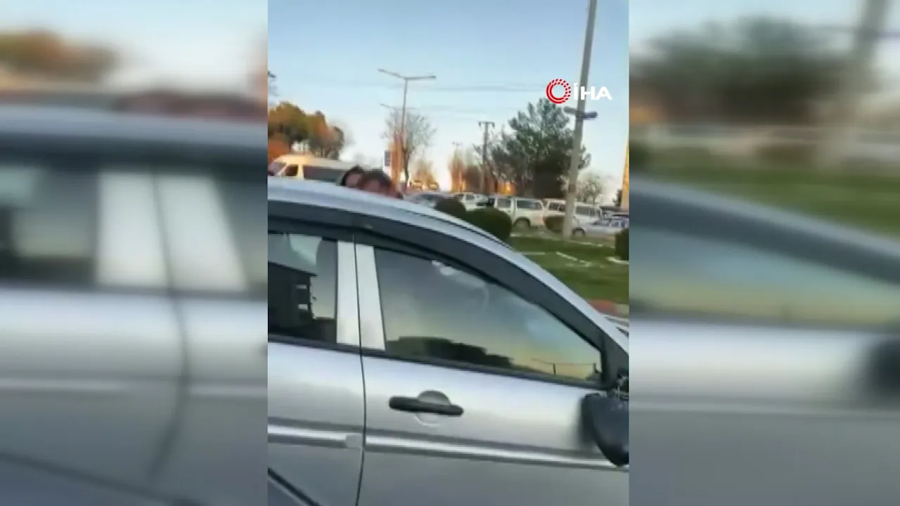 Kaza sonrası çocukların çığlıklarına rağmen kavga ettiler! O anlar kamerada