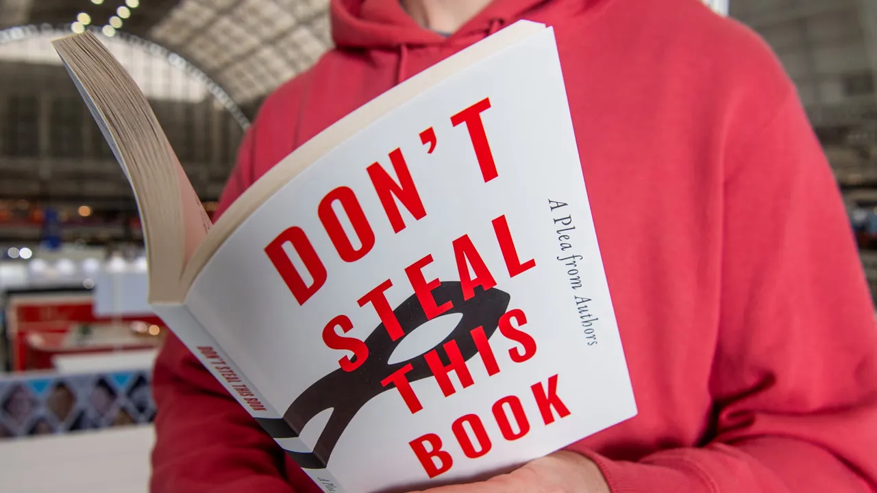 Kitap fuarında dağıtıldı! Yapay zekâya karşı 'boş kitap' protestosu